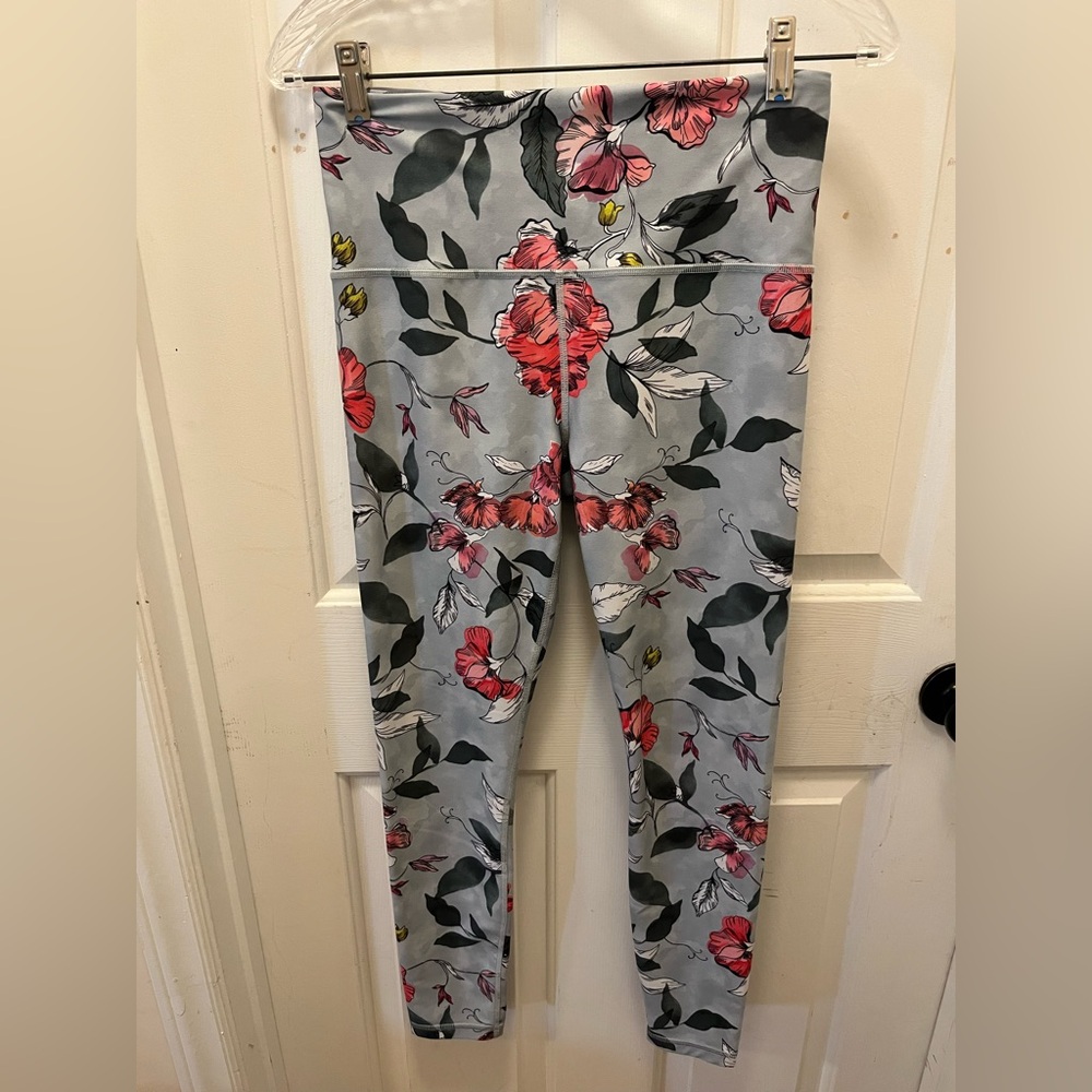 EUC Athleta Elation 7/8 Leggings in Iris Floral Grey - Sz Medium